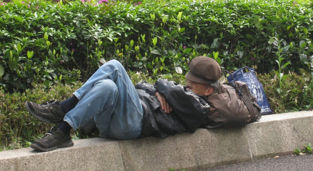 真冬の路上で眠る、ホームレスたち。昨日まで元気だった人が、あっさりと凍死することもある。