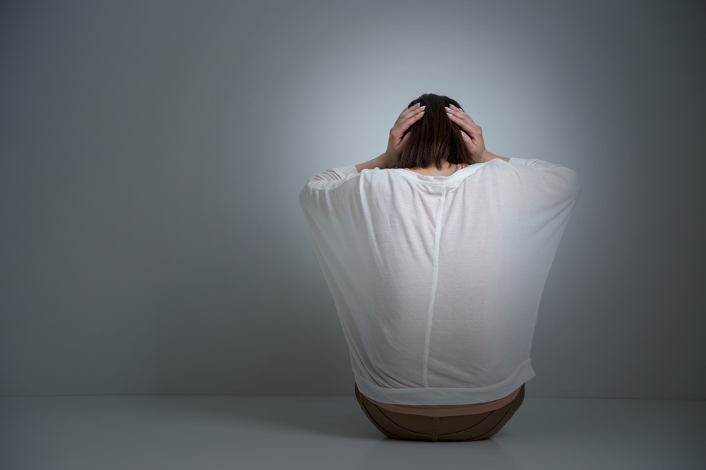 「泣いてる子供の口にクッションを押し当てる」「オロオロといっしょに泣き出す」育て方が分からない、発達障害者の親たち|育てられた子供は愛着障害で一生を台無しにすることも