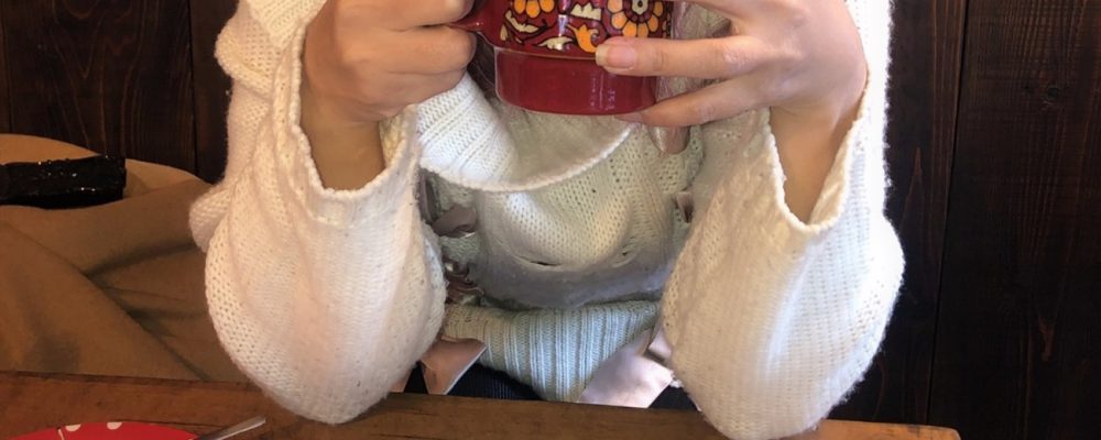 女性、コーヒーカップを持つ、座っている女性