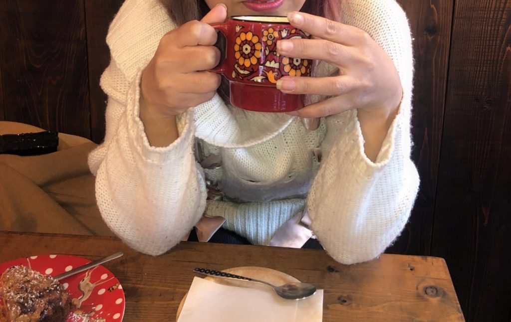 女性、コーヒーカップを持つ、座っている女性