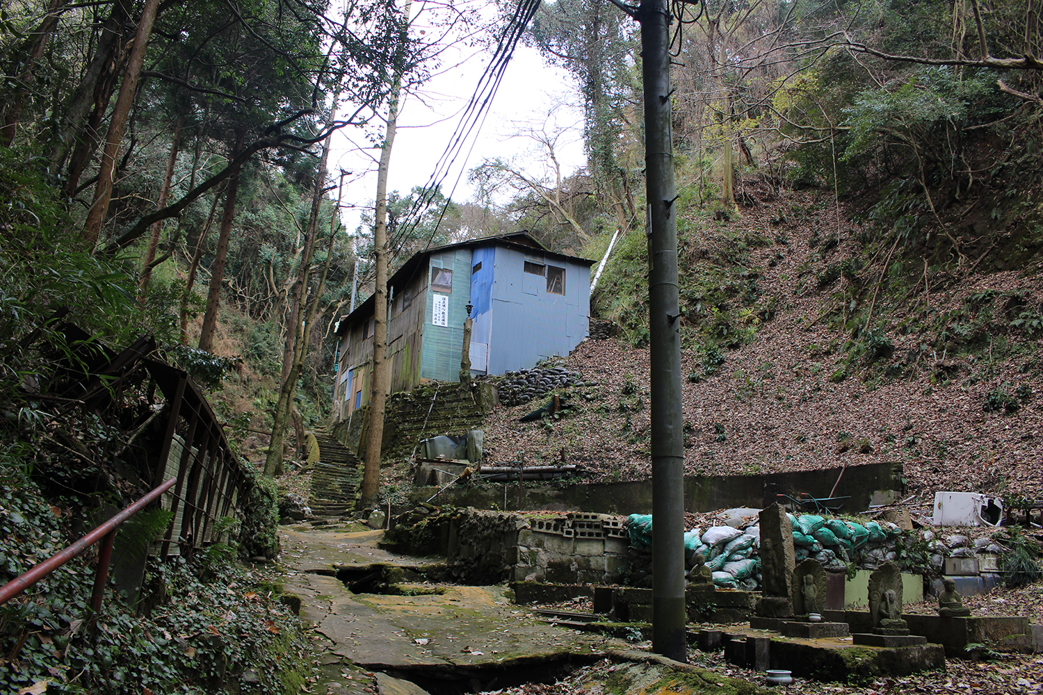 大阪の山中で見つけた怪しげな『手作り寺院』の正体は？　誰がなんのために建てたのか？