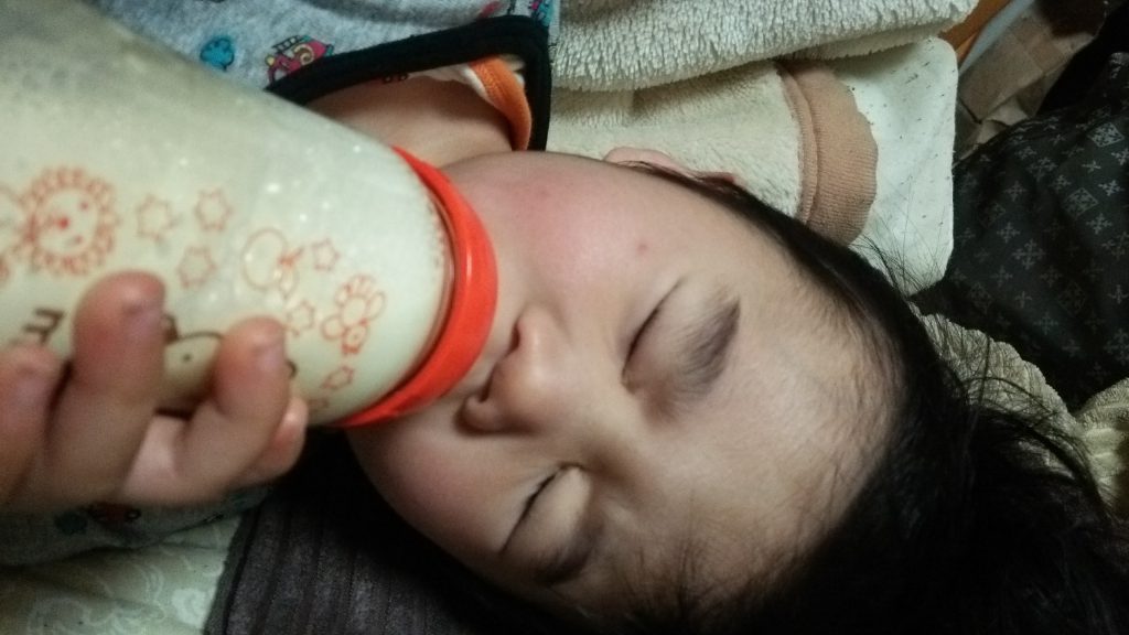 子ども、哺乳瓶