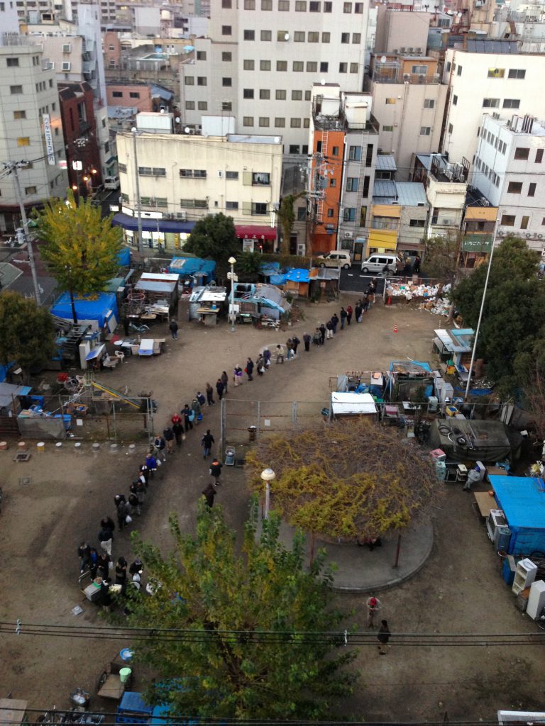 炊き出しの列
